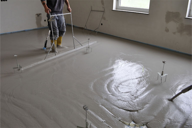 Nahaufnahme von Fließestrich beim Einbau.