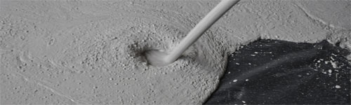 Nahaufnahme von Fließestrich beim Einbau.