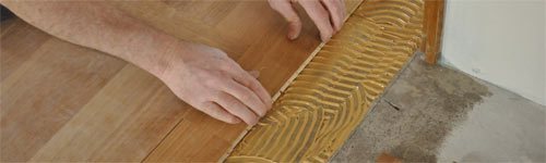 Nahaufnahme von Parkett beim Einbau.